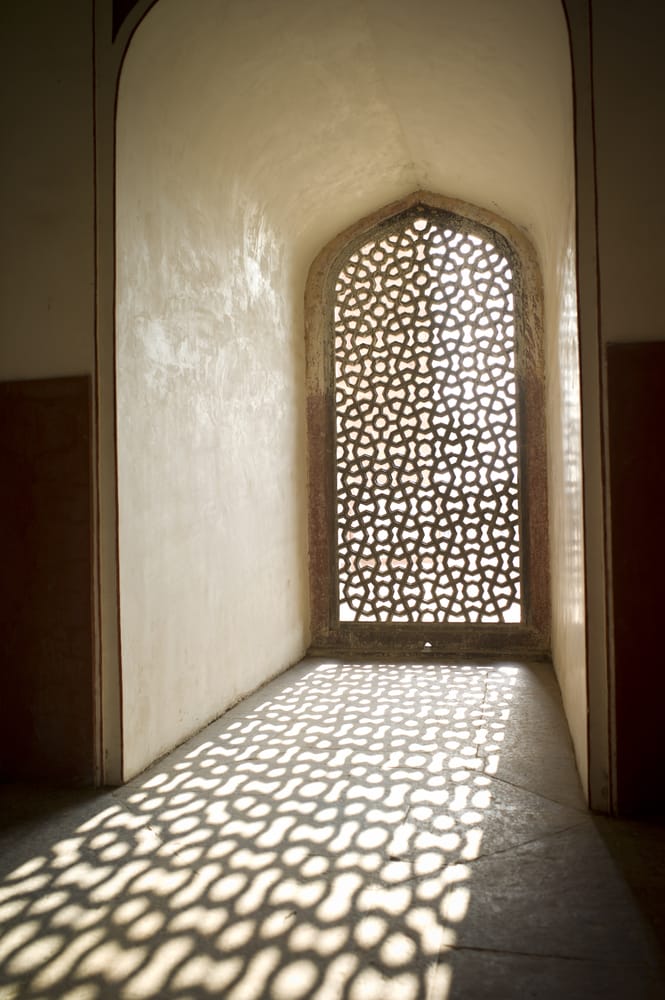 The,Shadow,Of,Pattern,Window,At,Humayun,Tomb,,Delhi,,India