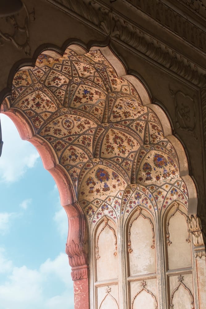 Badshahi,Mosque,Lahore,Pakistan,Interior,Details,With,Sky