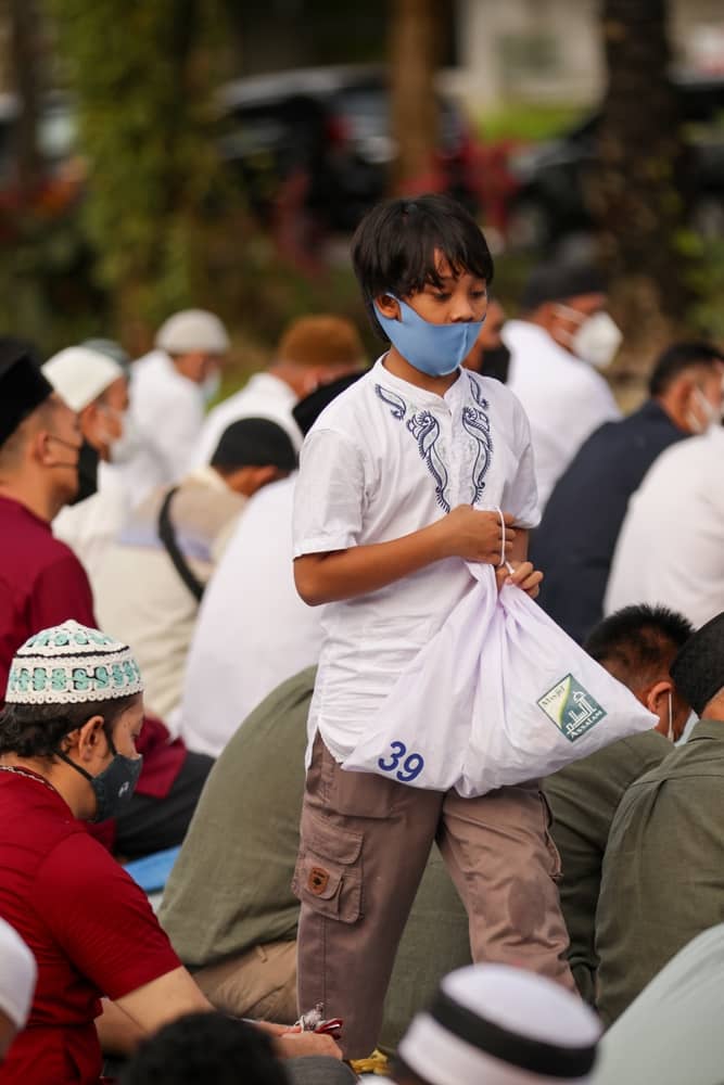Indonesian,Muslims,Boy,Collecting,Charity,Donation,At,Eid,Prayer,During
