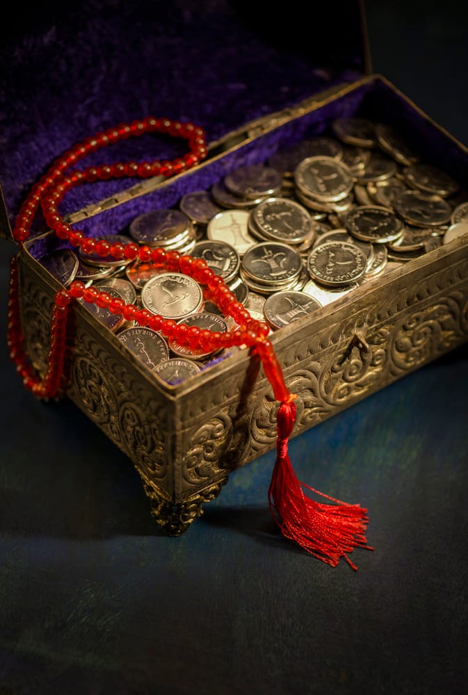 A,Treasure,Box,Filled,With,Uae,Dirham,Coins,With,Islamic